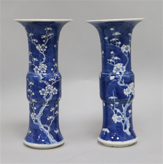 A pair of blue and white Chinese vases, 19th century, 25.5cm